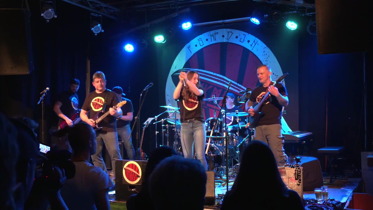 Filmszene aus Chakalaka – Tribute to Rock im Irish House