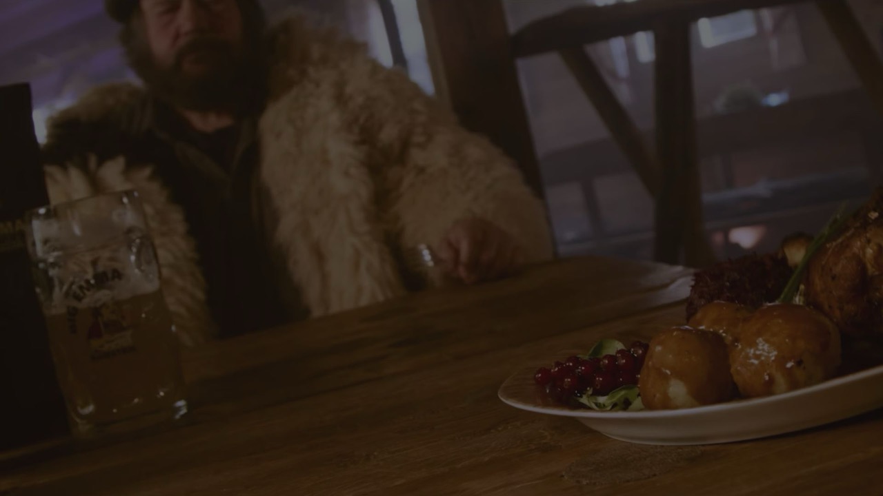 Filmszene aus BIG EMMA – Schweinshaxe
