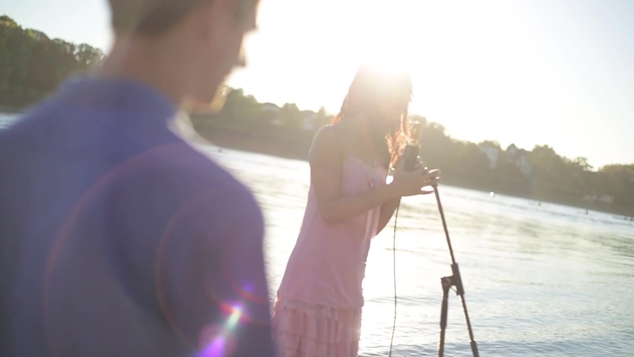 Filmszene aus Q and Me – Meet me at the Bridge